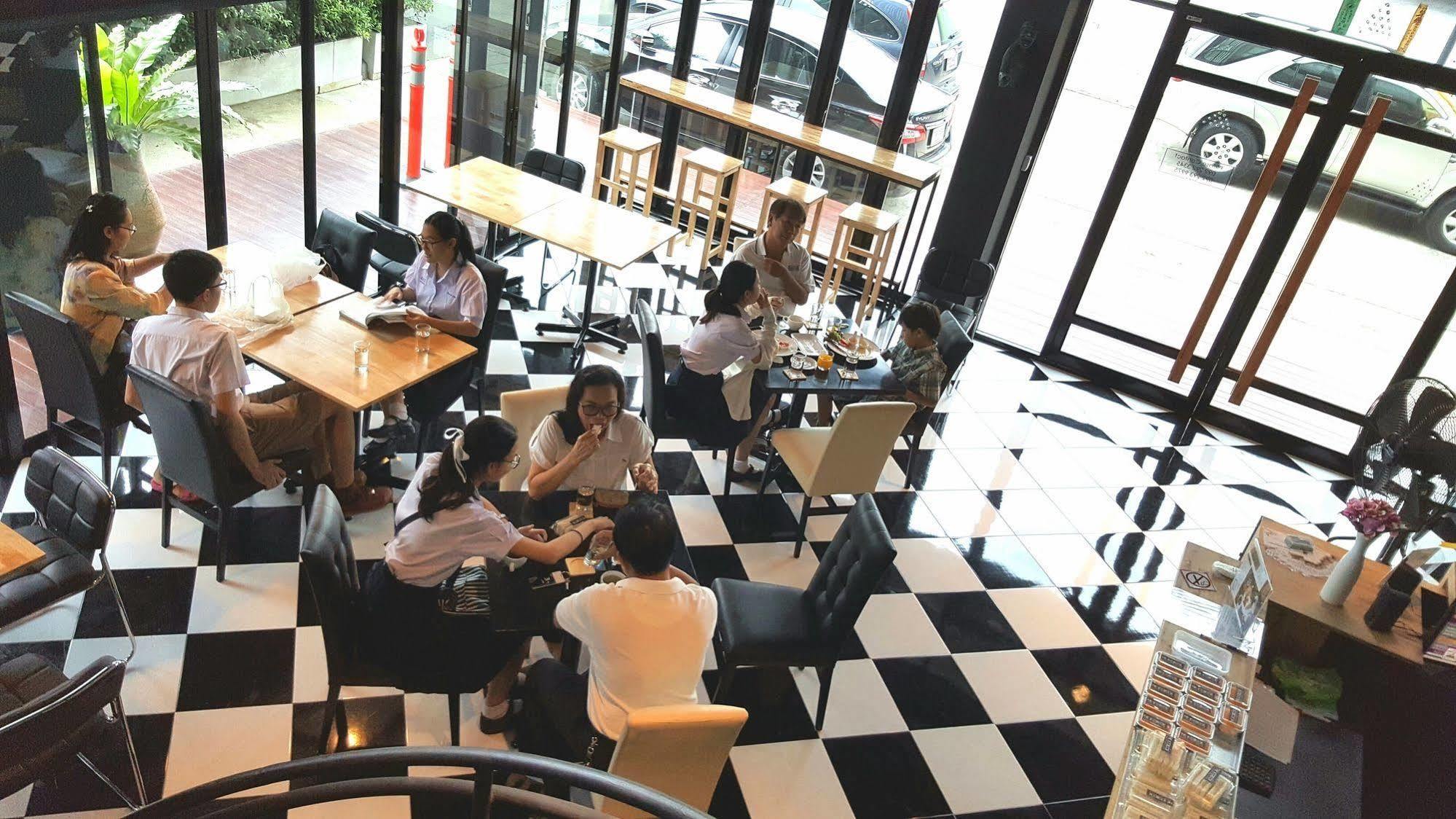 The Logbook Room And Cafe' Chonburi Buitenkant foto